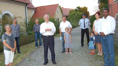 Bild: sm
Pfarrer Franz Winklmann (vorne Mitte) feiert sein 50-jähriges Priesterjubiläum. Es gratulieren unter anderen Pfarrer Pennoraj Tharmakkan (vorne rechts), Monika Baumgardt (vorne links), Tanja Bösl (Zweite von rechts) und der Kirchendemenreuther Bürgermeiser Gerhard Kellner.