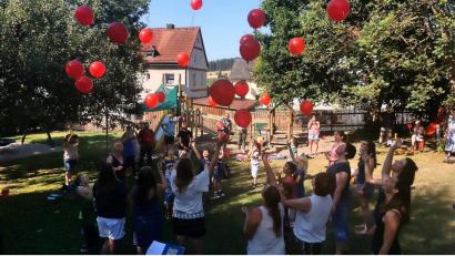 Bild: wro
Zeichen des Abschieds vom Kinderhaus Sankt Marien waren die roten Luftballons, die langsam nach oben entschwanden.