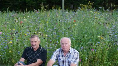Bild: gis
Es kreucht und fleucht im Recyclinghof der Gemeinde: 
Vorsitzender und Ideengeber Edwin Prechtl (rechts) und Mitglied und Blumen- und Kräuterkenner Bernd Sticht.