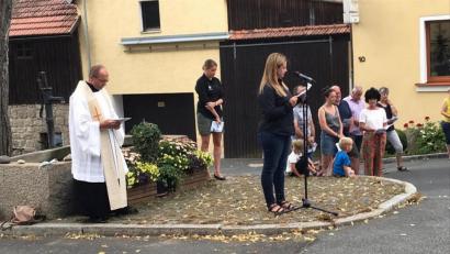 Bild: Nadine Scheck/exb
Der Gottesdienst auf dem Kirchplatz Stein wurde von der KLB Beidl/Stein gestaltet.