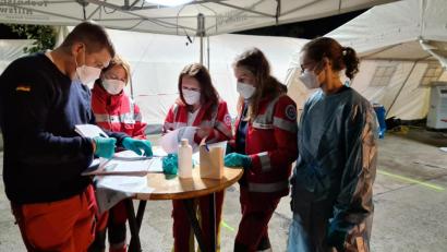 Bild: Kreiswasserwacht Amberg-Sulzbach
Einsatzbesprechung vor Schichtbeginn: Die Freiwilligen der Wasserwacht Amberg-Sulzbach klären, was zu tun ist.