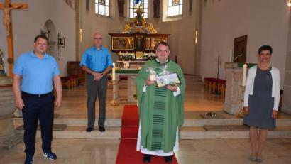 Bild: jr
Mit einem Dankgottesdienst am Sonntagvormittag verabschiedete sich Kaplan Matthias Nowotny von der Pfarrei St. Jakob in der Stadtpfarrkirche. Mit dabei waren (von links) Bürgermeister Stefan Grillmeier, Kirchenpfleger Wolfgang Hecht, Kaplan Matthias Nowotny und Pfarrgemeinderatssprecherin und Mesnerin Helga Weiß.
