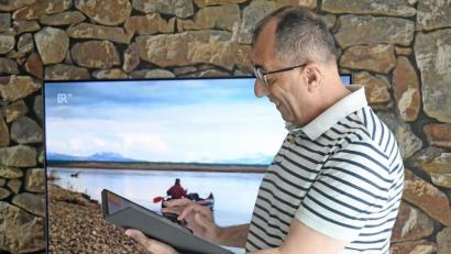 Bild: Gabi Schönberger
Abdullah Ugur ist zufrieden. Dank der Intervention von Oberpfalz-Medien erhält er von Vodafone die zu viel gezahlten Beiträge für seinen Fernsehanschluss wieder zurück. Nach seinem ersten Anruf kam nur das Tablet, das er in Händen hält, doch der TV-Vertrag wurde nicht verlängert.