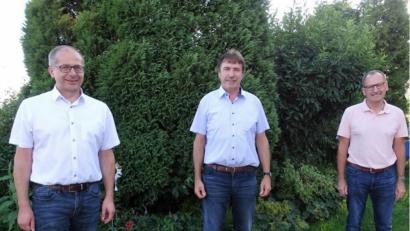 Bild: hl
Bürgermeister Roman Schäffler (links) und Martin Graser (rechts) von der Verwaltung gratulierten Ortssprecher Hans Reindl zur Wiederwahl.