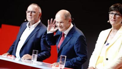 Bild: Kay Nietfeld/dpa
Olaf Scholz (SPD, Mitte) vernimmt den Ruf der Kanzlerkandidatur nur zu gern. Die Stimmung der SPD-Chefs Saskia Esken und Norbert Walter-Borjans ist gespalten.