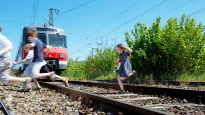 Symbolbild: Bundespolizei/exb
"Bahnübergänge sind kein Abenteuerspielplatz", mahnt die Bundespolizei Weiden.