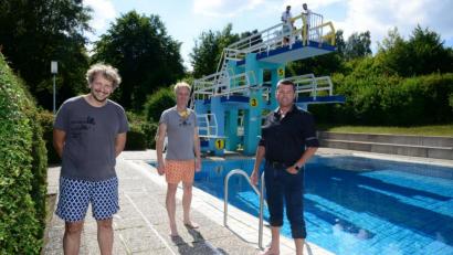 Bild: bey
Regisseur Marcus H. Rosenmüller und Produktionsleiter Thomas Blieninger (von links) sind Bürgermeister Rainer Rewitzer (rechts) über die vorgezogene Schließung des Freibades für die Öffentlichkeit dankbar, weil die Lieblingsfilmproduktion damit die Möglichkeit hat, sich besser auf die Dreharbeiten für den "Beckenrand Sherrif" vorzubereiten.