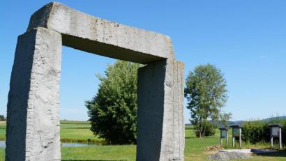 Bild: weu
Eine der Sitzgruppen, die von der ILE gefördert werden, wird bei dem Steinmonument „Stonehenge“ aufgestellt. Der Platz dafür wird gegenwärtig vorbereitet.