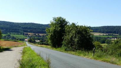 Bild: jp
Die marode Straße zwischen Kastl und Utzenhofen wird ausgebaut. Die Arbeiten starten in den kommenden Wochen an der Kirche in Utzenhofen.