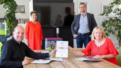 Bild:  Fleischmann/mr. pixel/exb
Prof. Dr. Andrea Klug, Präsidentin der OTH Amberg-Weiden, und Andreas Krause, Geschäftsführer der Agentur Mr. Pixel (beide sitzend) mit der frisch unterzeichneten Kooperationsvereinbarung. Mit im Bild Prof. Dr. Ulrich Schäfer, Studiengangsleiter Medieninformatik, und Sabine Märtin, Leiterin von OTH Professional.