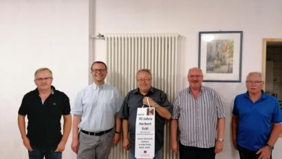 Bild: Koller/exb
Der Kolping-Vorstand gratuliert nachträglich zum 70. Geburtstag (von links): Michael Hochholdinger, Präses Stadtpfarrer Thomas Helm, Jubilar Herbert Eckl, Zweiter Vorsitzender Michael Koller und Franz Donhauser.