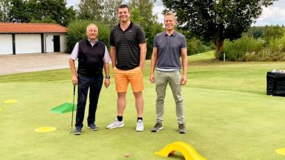 Bild: lst
Mannschaftsspieler Martin Moedel (rechts) überreicht an Trainer David Blakeman (links) und Jugendwart Patrick Barton (Mitte) die neuen Hindernisse, mit denen das Nachwuchstraining des GLC Schmidmühlen noch attraktiver wird.