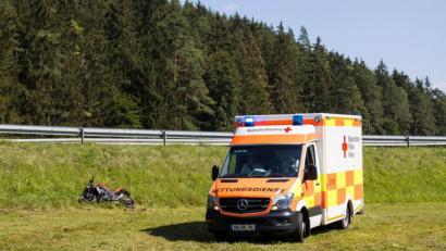 Bild: dmra
Nur leicht verletzt hat sich ein 23-jähriger Amberger, als er bei Illschwang mit seinem Motorrad von der Straße abkam und in eine Wiese rutschte.
