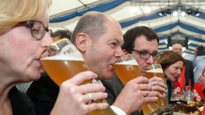 Bild: Karl-Josef Hildenbrand/dpa
War nicht immer Scholz-Fan: Die Landesvorsitzende der Bayern-SPD, Natascha Kohnen (links): "Olaf Scholz hat in den letzten Monaten deutlich gezeigt, dass er das Zeug zum Kanzler hat." Der designierte Kanzlerkandidat lässt sich beim Politischen Aschermittwoch der SPD in Vilshofen sein Weißbier schmecken.