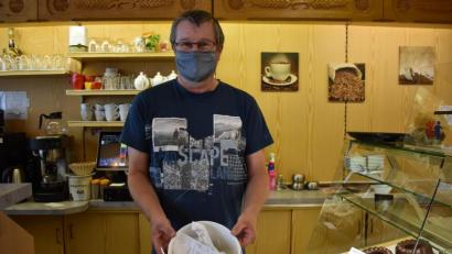 Bild: lue
Günter Hühn vom Café Rieß am Marktplatz in Tirschenreuth hält einen Eimer in der Hand mit Kassenbons, die Kunden im Geschäft liegen lassen. Am Tag wird gut ein Eimer voll.