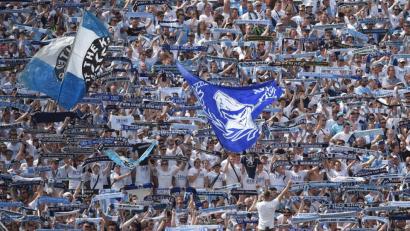 Bild: Angelika Warmuth/dpa
Bis Fankurven wieder gefüllt sind, dürfte es noch eine ganze Weile dauern. Markus Söder ist skeptisch, was die Rückkehr von Fans in die Stadien anbetrifft.