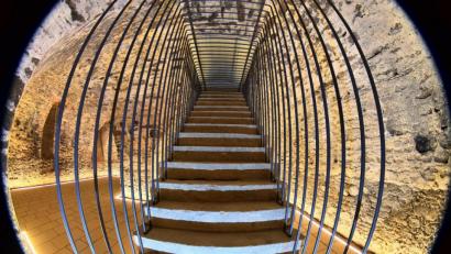 Bild: Thomas Sporrer/exb
Diese Treppe im Keller der Fronfeste ist geschichtlich nicht relevant. Sie wurde vor wenigen Jahrzehnten eingezogen, um die Keller auch von oben begehbar zu machen, heute endet sie an der Decke. Anstatt sie abzureißen, entschieden die Architekten sie als Hommage an die jüngste Vergangenheit bestehen zu lassen. Das Geländer erinnert daran, dass die Fronfeste jahrzehntelang auch Gefängnis war.