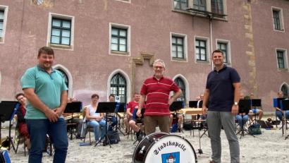 Bild: Thomas Nolden
Dirigent Markus Held und die Musiker der Stadtkapelle übernahmen dankbar das neue Instrument und testeten sogleich den Klang der neuen Trommel. Stadtkapellenvorstand Roman Sorgenfrei bedankte sich persönlich bei Bernhard Lober für die Unterstützung.