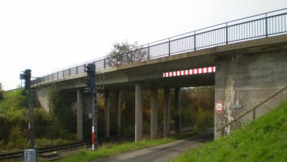 Bild: Staatliches Bauamt Amberg-Sulzbach/exb
Noch bis nächstes Frühjahr muss die rund 60 Jahre alte Brücke bei Höflas über die Bahnstrecke noch zuverlässig den Straßenverkehr tragen. Um bis zu einem Neubau im kommenden Jahr weitere Schäden an der Konstruktion zu vermeiden, treten ab Mittwoch Einschränkungen in Kraft.