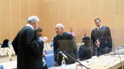 Bild: Gabi Schönberger
Ahmad E. (Zweiter von links) und Khaled E. (sitzend, Zweiter von rechts) mit ihren Verteidigern und ihrem Übersetzer (Dritter von links).