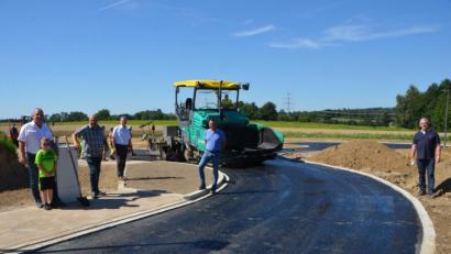 Bild: dob
Wer im Bauabschnitt II im Baugebiet "Sommerwiesen" noch einen Platz ergattern will, muss sich sputen. Es sind nur noch zwei Plätze zu haben. Unternehmer Helmut Seebauer, Außendienstleiter Karl Frey, Bürgermeister Andreas Wutzlhofer, Bauleiter Christian Wittmann (von links nach rechts) und Dietmar Hammerl von der Bamler Bauingenieur GmbH (rechts) gaben den Startschuss zum Verkauf, nachdem das Areal erschlossen und parzelliert wurde.