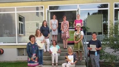 Bild: ubb
Christiana Enslein (links) freute sich über die Freisprechung von Nadia Stumpf, Theresia Brunner, Sabrina Frank, Diana Petrik, Rita Fenzl, Verena Thoma, Brigitte Breusch-Veittinger (stehend, von links) sowie (sitzend, von links) Claudia Müller und Kerstin Schraml.