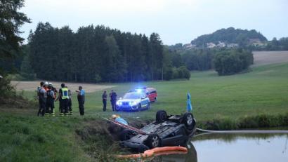 Bild: Roland Wellenhoefer
Bei Großbüchlberg landete ein Auto in einem Weiher. Der Fahrer des Autos konnte noch reanimiert werden, verstarb aber später im Klinikum Weiden.