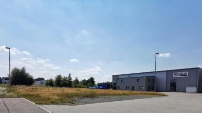 Bild: gz
Auf dem Grundstück zwischen der Halle von Inotech, ehemals UWK, und der Firma FWE (links) soll das neue Logistikzentrum entstehen.