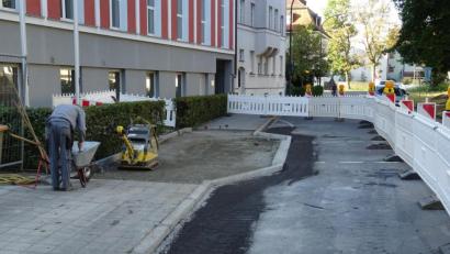 Bild: Stadt Weiden
Mittel und Wege: Damit lässt sich kurz umschreiben, was es alles braucht für die Instandhaltung der Straßen Weidens. Hier kümmern sich die Arbeiter im Auftrag des Tiefbauamts um den Ausbau der Querungshilfe an der Sebastianstraße. In wenigen Wochen wuselt es hier wieder munter rund um die Wirtschaftsschule, das Augustinus-Gymnasium und die Justiz.