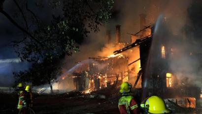 Bild: Alexander Unger
Ein folgenschwerer Brand ereignete sich in der Nacht zum Sonntag auf einem Gehöft in Tettau (Kreis Kronach).