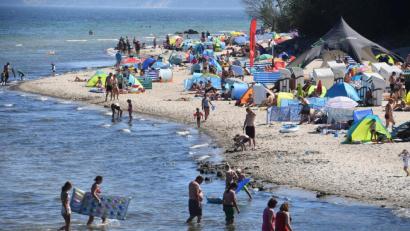 Bild: Stefan Sauer/dpa
Badespaß am Ostseestrand auf der Insel Rügen.