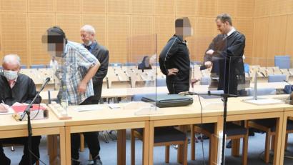 Bild: Gabi Schönberger
Ahmad E. (Zweiter von links) und sein Sohn Khaled E. (Zweiter von rechts) sind vor dem Landgericht Weiden verurteilt worden.