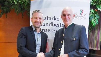 Bild: Bühner
Klinikum-Personalchef Martin Neuhaus (links) begrüßt Chefarzt Professor Theodor Klotz zum Vortrag.