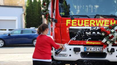 Bild: jma
Ein festlicher Moment am Sonntag: Die Patin des neuen Einsatzfahrzeuges der Feuerwehr Schwarzenbach, Melanie Pöllath, tauft das neue HLF 10