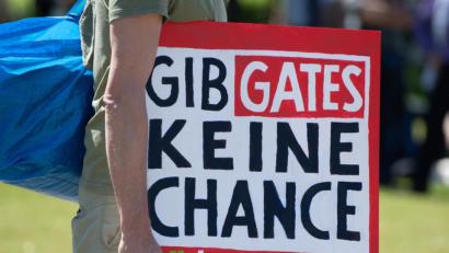 Bild: Christophe Gateau/dpa
Bei einer Demonstration vor dem Reichstagsgebäude hält ein Teilnehmer ein Schild mit der Aufschrift ·Gib Gates keine Chance - Widerstand 2020·. In vielen deutschen Städten versammeln sich in den letzten Monaten Menschen, die ihr Protest etwa gegen die Corona-Maßnahmen auf die Straße treibt.