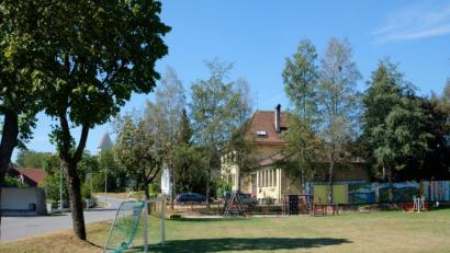 Bild: do
"Unser Dorf soll schöner werden", heißt es nun auch in Sassenreuth. Die Marktgemeinde Kirchenthumbach und die Teilnehmergemeinschaft, vertreten durch das Amt für Ländliche Entwicklung, investieren fast eine halbe Million Euro in die Verbesserung der Lebensqualität in der Ortschaft.