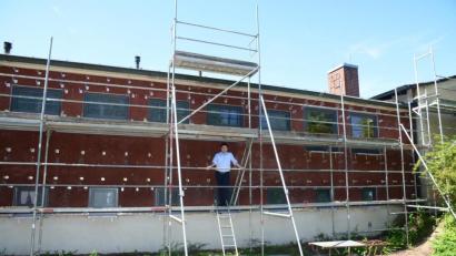 Bild: bey
Die energetische Saneriung der Grundschule Luhe wird zurzeit im Bereich des Zwischenbaues fortgesetzt. Die Turnhalle und Aula sind bereits saniert.