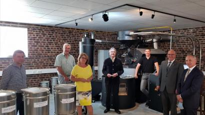 Bild: Dr. Rolf Mehringer, Amt für Ländliche Entwicklung Oberpfalz/exb
In der Kaffeerösterei Tillenberg in Bad Neualbenreuth informierten Inhaber Patrick Kutzer (Fünfter von links) und Röstmeister Alparslan Üründül (links) unter anderem Regierungspräsidenten Axel Bartelt (Vierter von links) und ALE-Behördenleiter Thomas Gollwitzer (rechts).
