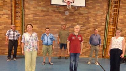 Bild: amö
Dieses Team steht an der Spitze der Jagdgenossenschaft: (vorne von links) Beate Politzka und Thomas Liegl, (hinten von links) Alfons Spichtinger, Otto Frischmann, Wolfgang Lößl und Gerhard Ruml. Bürgermeisterin Sonja Meier (rechts) war bis zur Sitzung Notjagdvorsteher.