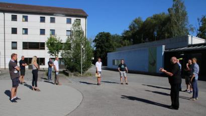 Bild: sne
Geschäftsführender Vorstand Tassilo Heimberg (vorne, rechts) erklärt den Stadträten das St.-Michaelswerk.