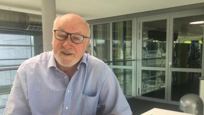 Bild: phs
Wenn Georg Stahl in seinem Archiv blättert, kommt ein launiger Erzähler in ihm durch. Fast könnte man dabei vergessen, dass das politische Geschäft im Alltag eher zäh und mühselig vonstatten geht.