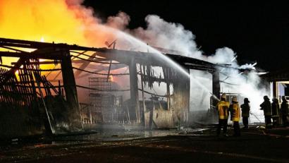 Bild: jma
Vergangene Woche brannte eine landwirtschaftliche Lagerhalle in Ullersberg bei Ursensollen vollständig aus. Doch dank der perfekten Zusammenarbeit aller Einsatzkräfte kamen weder Menschen noch Tiere zu Schaden.