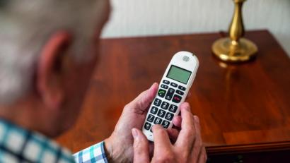 Symbolbild: Maik Goering/www.polizei-beratung.de
Die Polizei empfiehlt, einfach aufzulegen, wenn sich ein Anrufer als Microsoft-Mitarbeiter ausgibt.