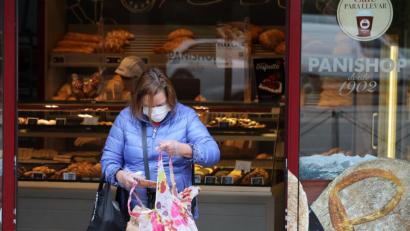 Bild: Marta Fernández Jara/dpa
Kontrolleure, die sich als „Testkäufer“ ohne Maske in Läden begeben, um dort fast hinterlistig eine große Euro-Summe als Strafe zu provozieren – davon handelt eine Erzählung, die sich angeblich in Bäckereien in der Oberpfalz so zugetragen haben soll.