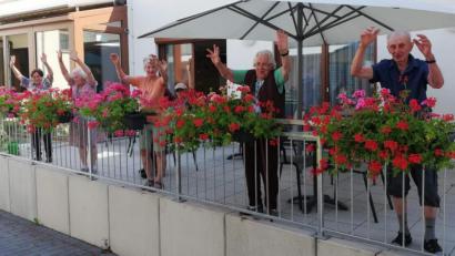 Bild: u
Mit Leidenschaft und Akribie pflegen die Gäste der Solitären Tagespflege St. Barbara die Geranien-Blütenpracht in den Balkonkästen auf ihrer Terrasse, auf die sie sehr stolz sind. Gießen und Ausputzen haben ihren festen Platz im täglichen Programm der Einrichtung.