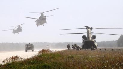 Bild: bö
Viel Staub wurde aufgewirbelt: Hubschrauber von Typ Chinook CH 47setzten Fallschirmjäger der 173. Luftlandebrigade in der Nähe der Feldlandebahn bei Emhof mit ihren Fahrzeugen ab