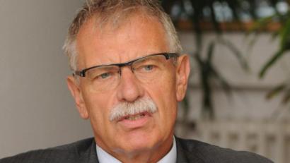 Archivbild: Stephan Huber
"Wir lassen das Sterben zu, wenn der Patient das wünscht." Dr. Manfred Hausel bleibt auch im Ruhestand an ethischen Fragen des Medizinerdaseins interessiert.