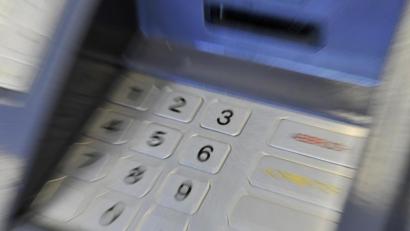 Symbolbild: Marius Becker / dpa
An einem Bankautomaten wurde am Sonntagmittag ein handschriftlich geschriebener Hilfeaufruf gefunden.