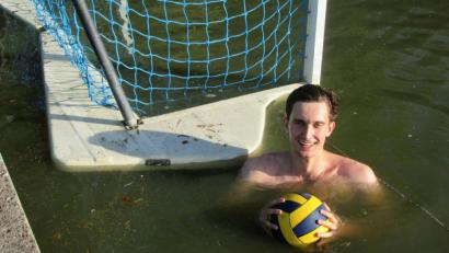 Bild: mr
Matthias Kreiner neben dem Wasserballtor. Im Kasten gibt es für den Keeper derzeit nicht viel zu tun.