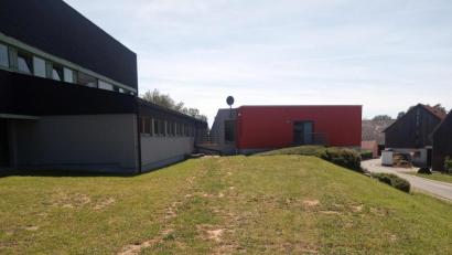Bild: fz
Das Raum für Veranstaltungen im Feuerwehrhausobergeschoß (rechts/rot) wäre ebenerdig zu erreichen. Nur das Erreichen von der Steinernen Gasse aus ist das Problem. In einem Zug könnte man auch die Turnhalle (links) barrierefrei erschließen.